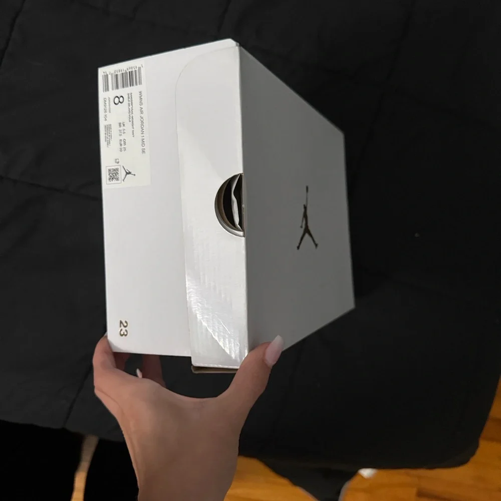 Jordan AJ 1 Mid SE - Picture 2 of 2